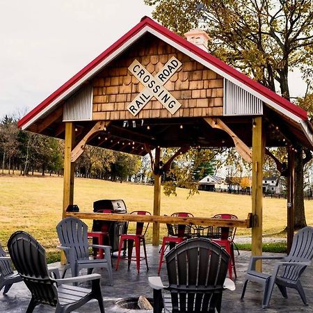 Bourbon Trail: Caboose On The Farm Lawrenceburg Exterior foto