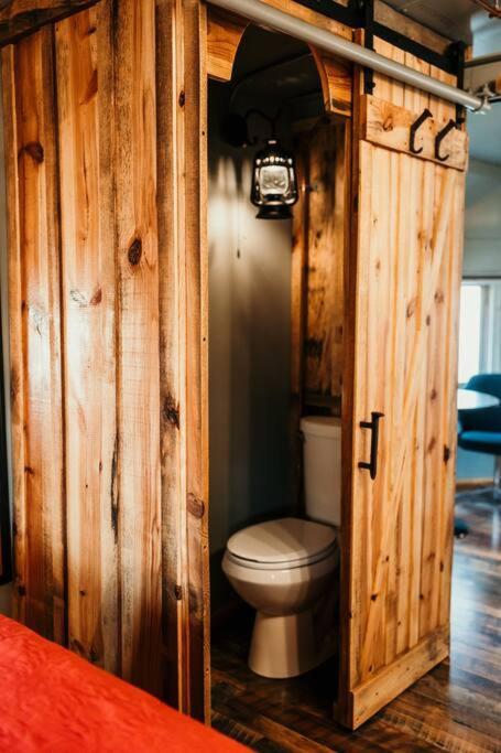 Bourbon Trail: Caboose On The Farm Lawrenceburg Exterior foto