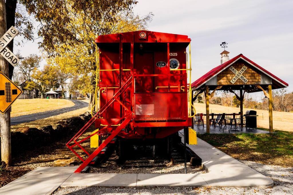 Bourbon Trail: Caboose On The Farm Lawrenceburg Exterior foto