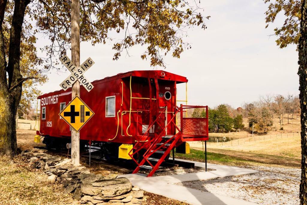 Bourbon Trail: Caboose On The Farm Lawrenceburg Exterior foto