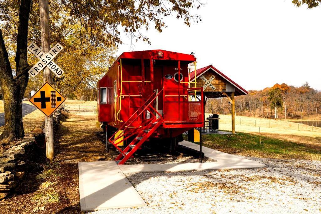 Bourbon Trail: Caboose On The Farm Lawrenceburg Exterior foto