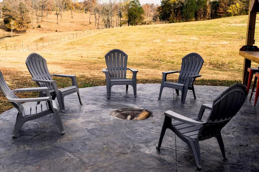 Bourbon Trail: Caboose On The Farm Lawrenceburg Exterior foto