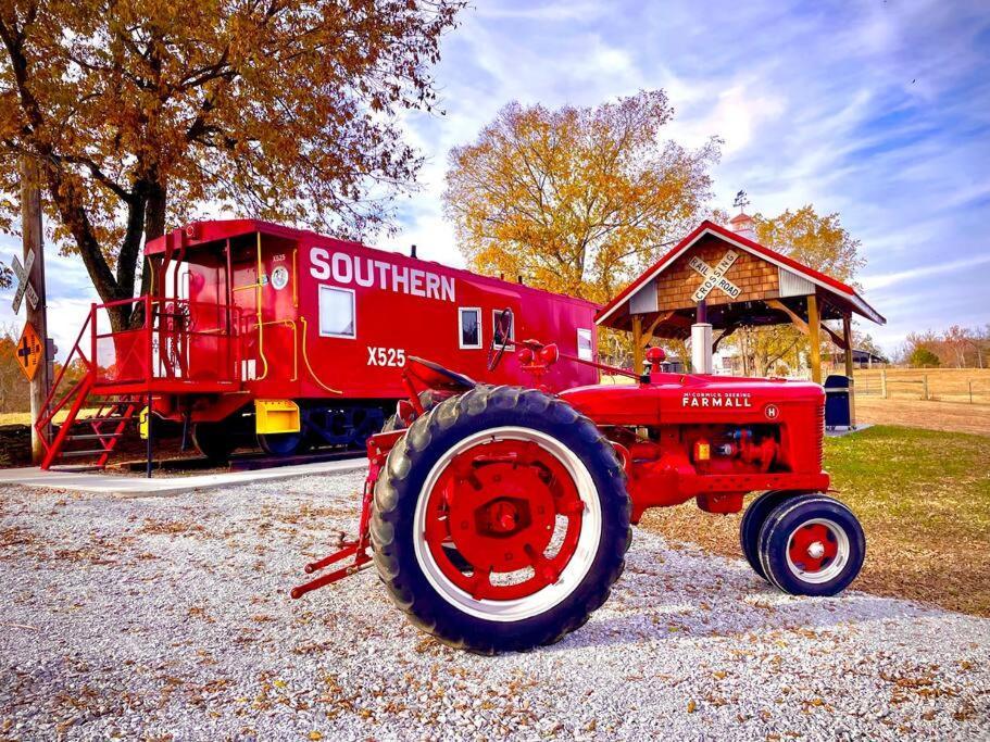 Bourbon Trail: Caboose On The Farm Lawrenceburg Exterior foto